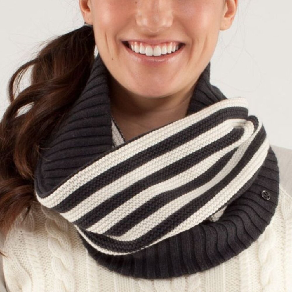 Lululemon Chalet Keep Your Neck Cozy Polar Cream / Deep Coal - VEUC - Like New